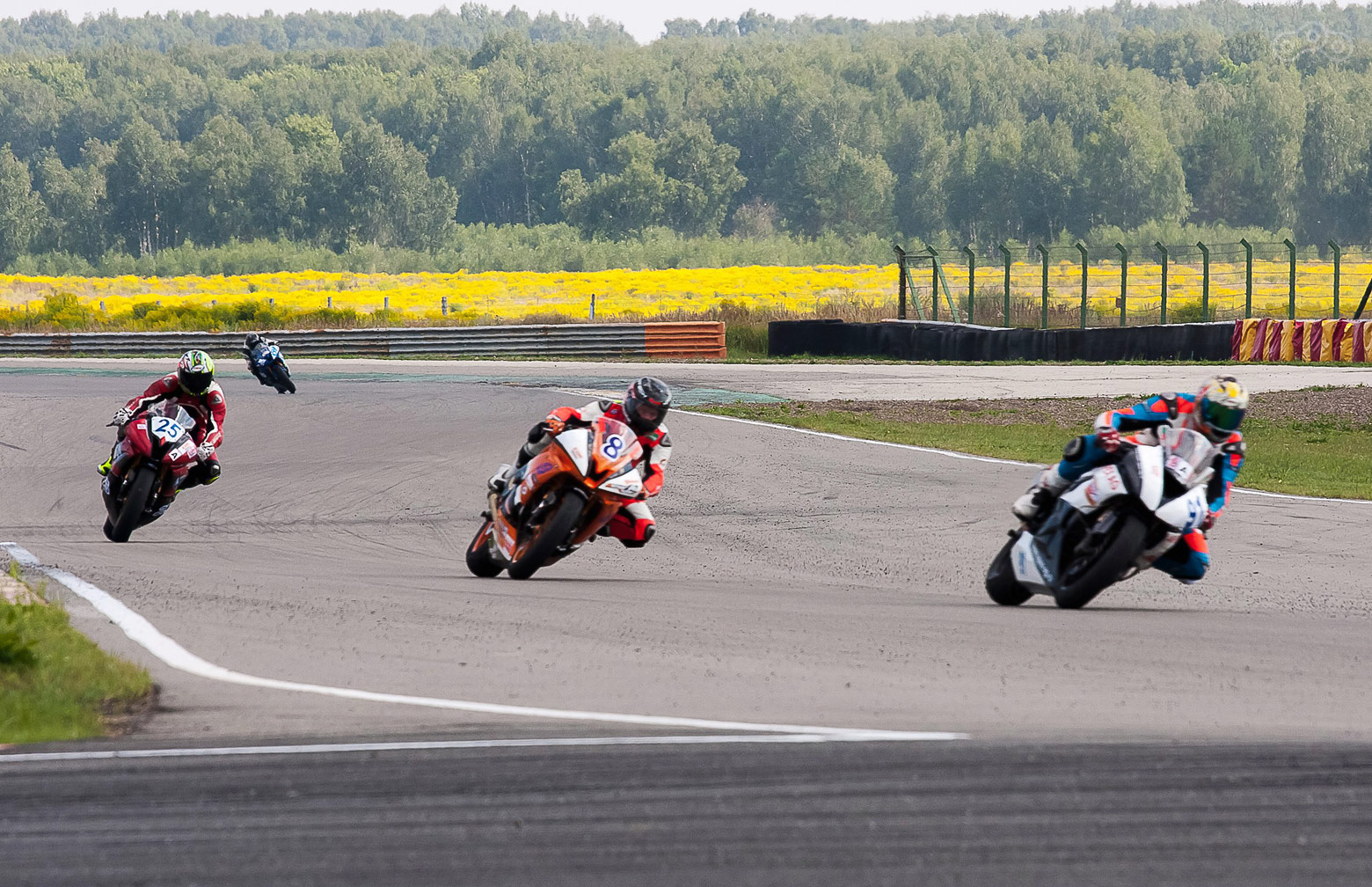 Острое противостояние гонщиков на четвертом этапе гонок серии RSBK Repsol.