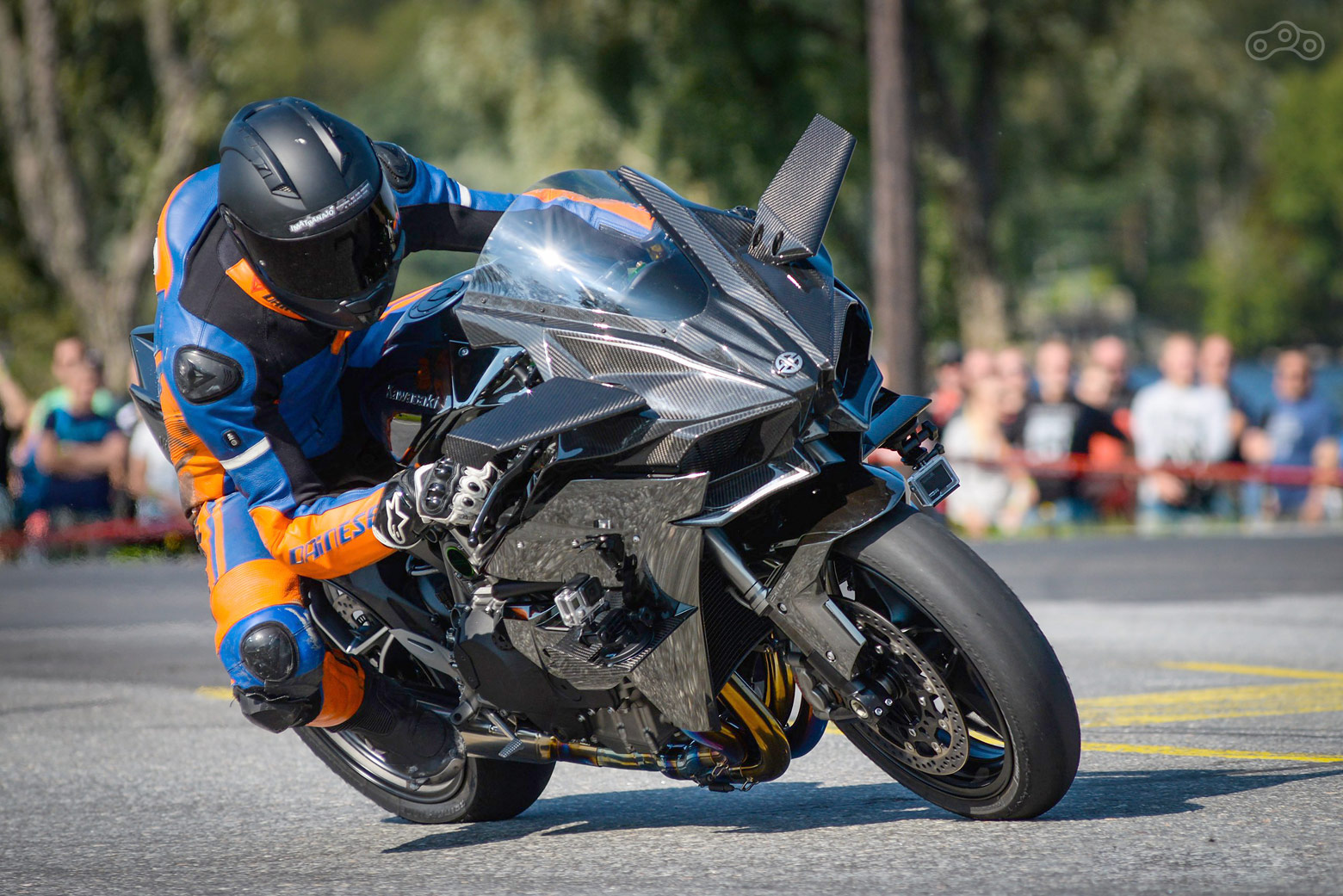 Гонщик на мотоцикле Kawasaki H2R.