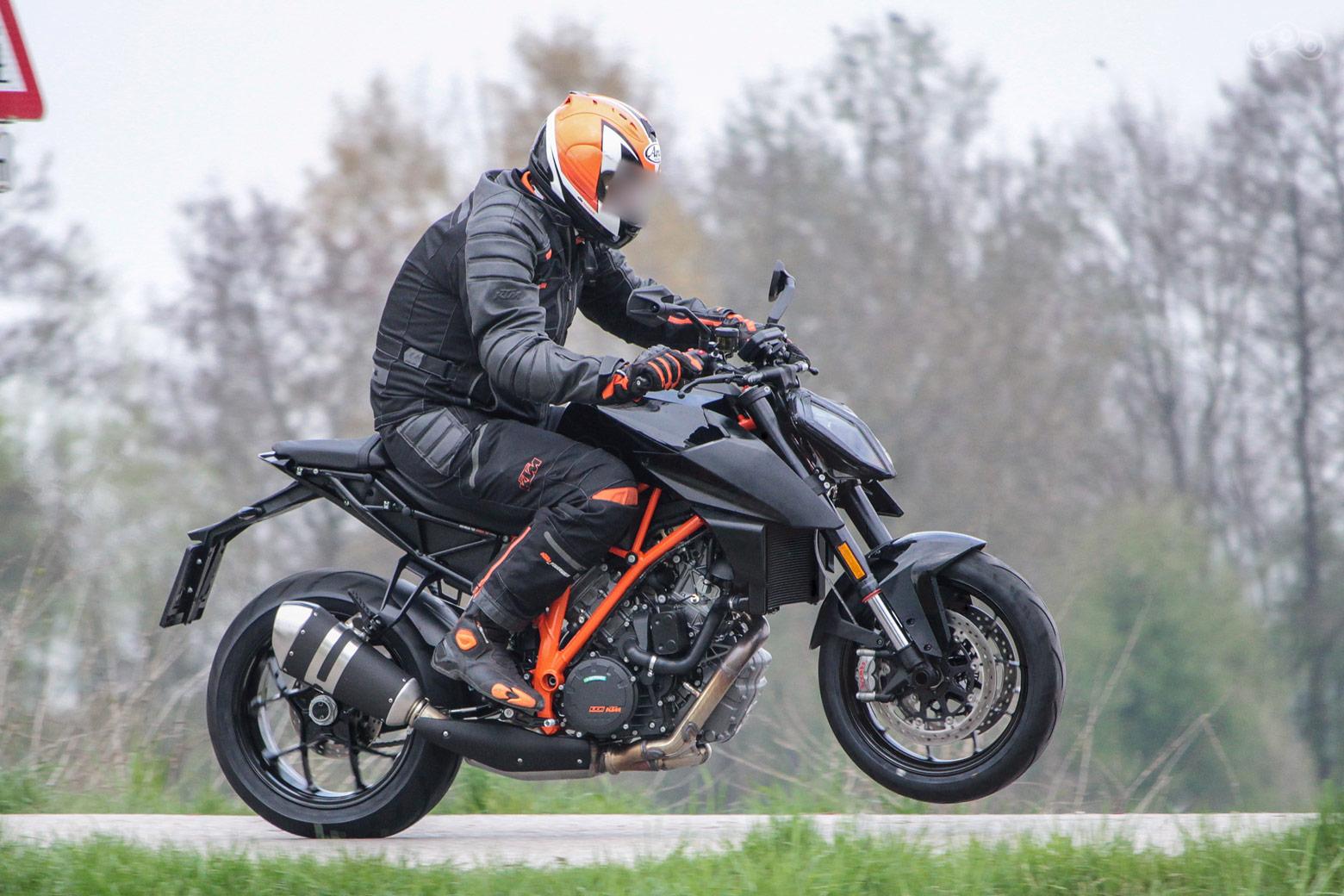 Шпионское фото нового мотоцикла KTM 1290 Super Duke R 2017 года 