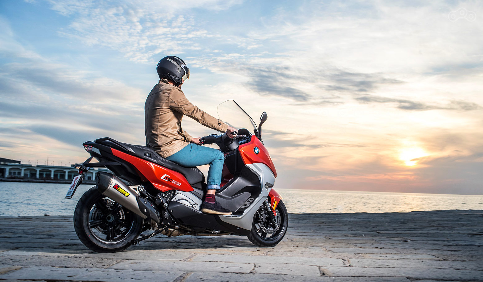 Красный максискутер BMW C600 Sport и slip-on система Akrapovic