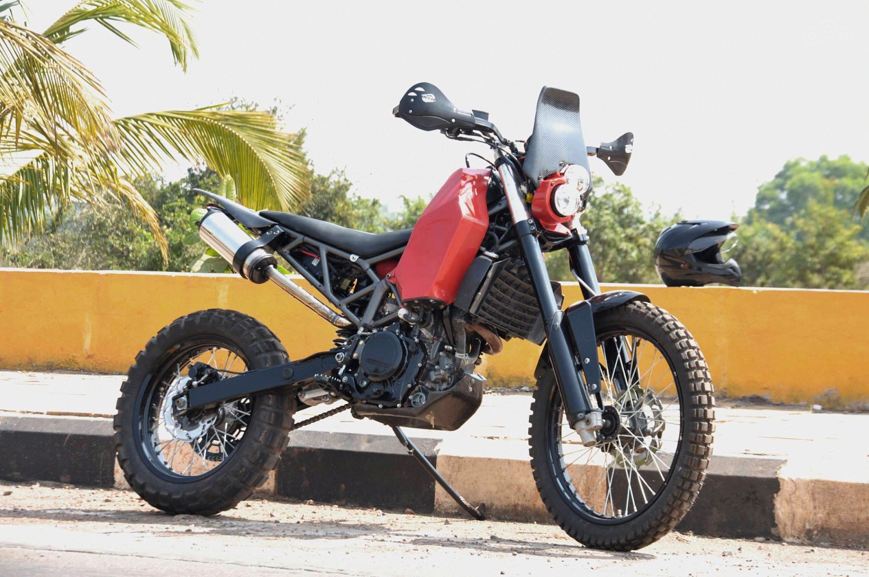 На 390 Enduro установлены более мощные тормоза и колёса «внедорожной» размерности – 21 спереди и 17 сзади