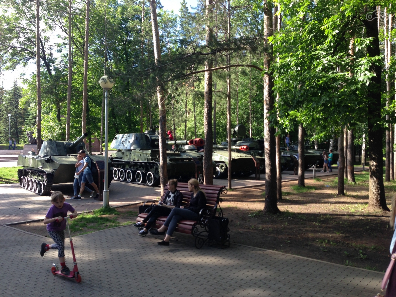 Это — лишь малая часть экспозиции музея под открытым небом в Парке Победы