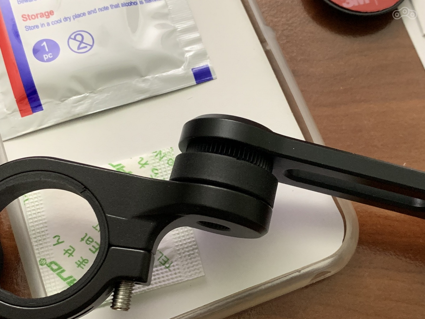 Соединения кронштейна имею шлиц на проставочной втулке.