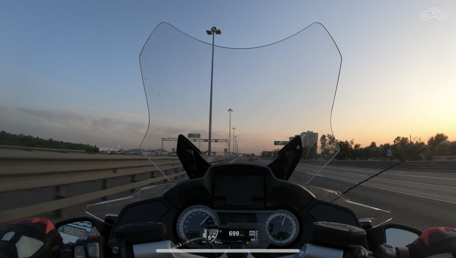 Сразу оговорюсь, шо бы не гундели. Дорога была пустая, температура очень плюсовая, асфальт ровный и не свежий...