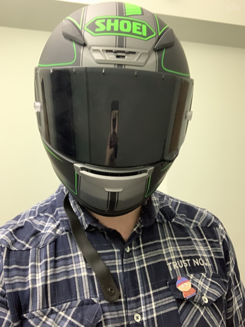 Обратите внимание на выступы в верхней части визора.