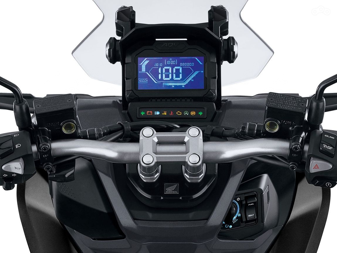 Основа панели приборов - большой ЖК дисплей, ставший уже традицией в последние годы