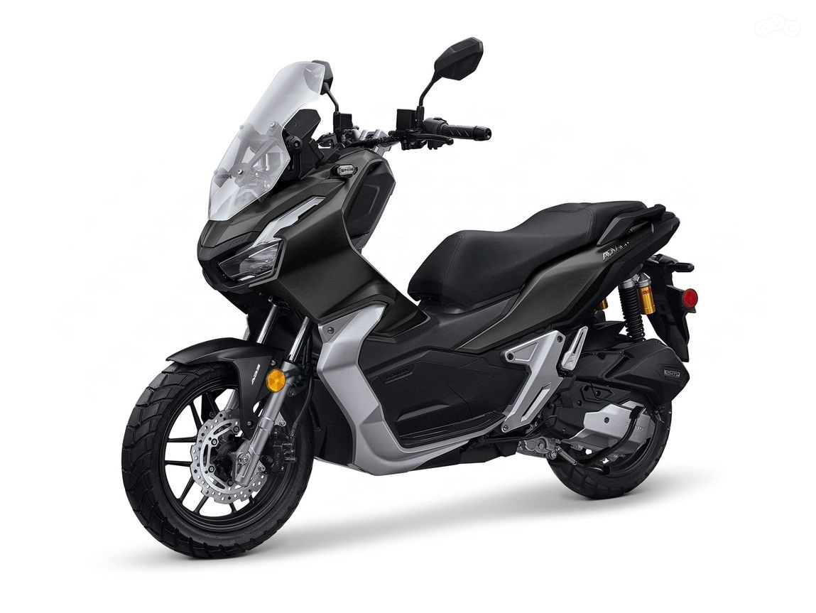 Пассажир получает мотоциклетные подножки, полноценные ручки и не самое маленькое сиденье