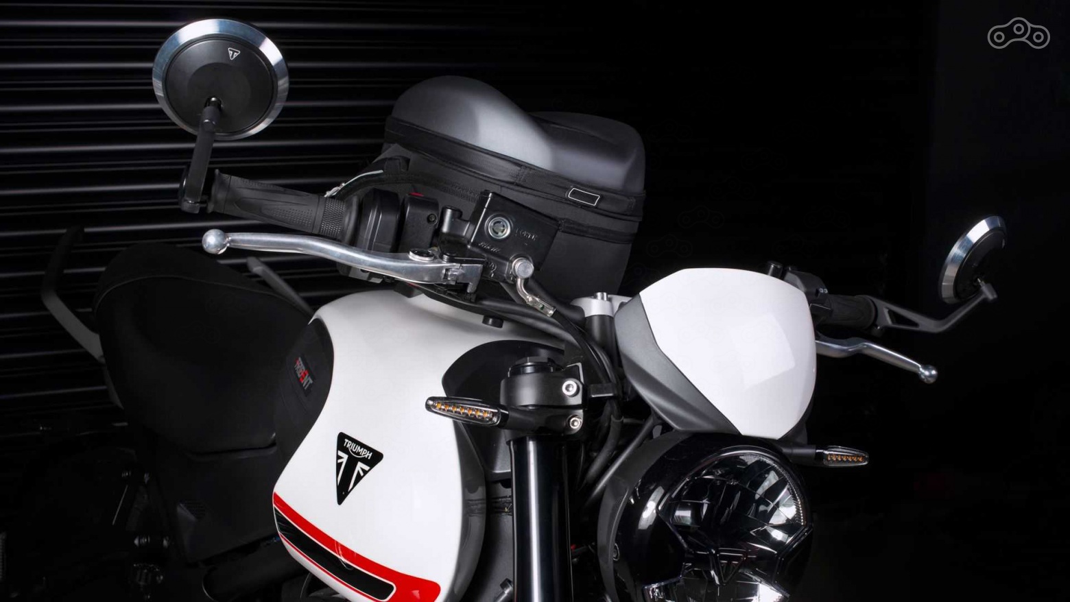 Triumph Trident 660 с сумкой на баке, с зеркалами в торцах руля и с небольшим ветровиком