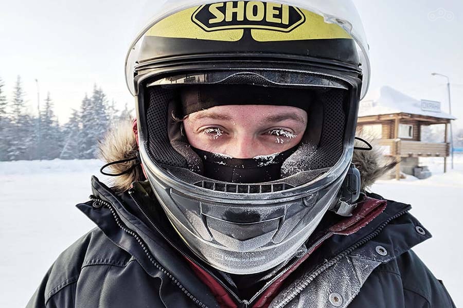 Замёрзшие пинлоки на шлемах, бешеные дальнобойщики и слишком много водки - традиционные проблемы любого сибирского зимнего мотопутешествия