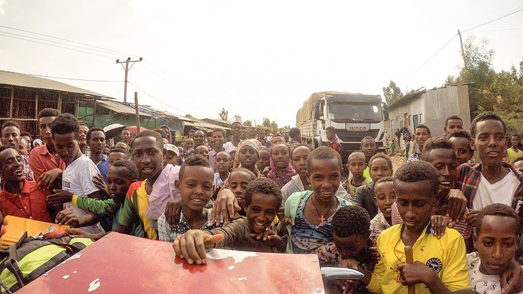 Участники религиозного фестиваля в Эфиопии помогли загрузить скутер со сломанным вариатором в полицейский грузовик