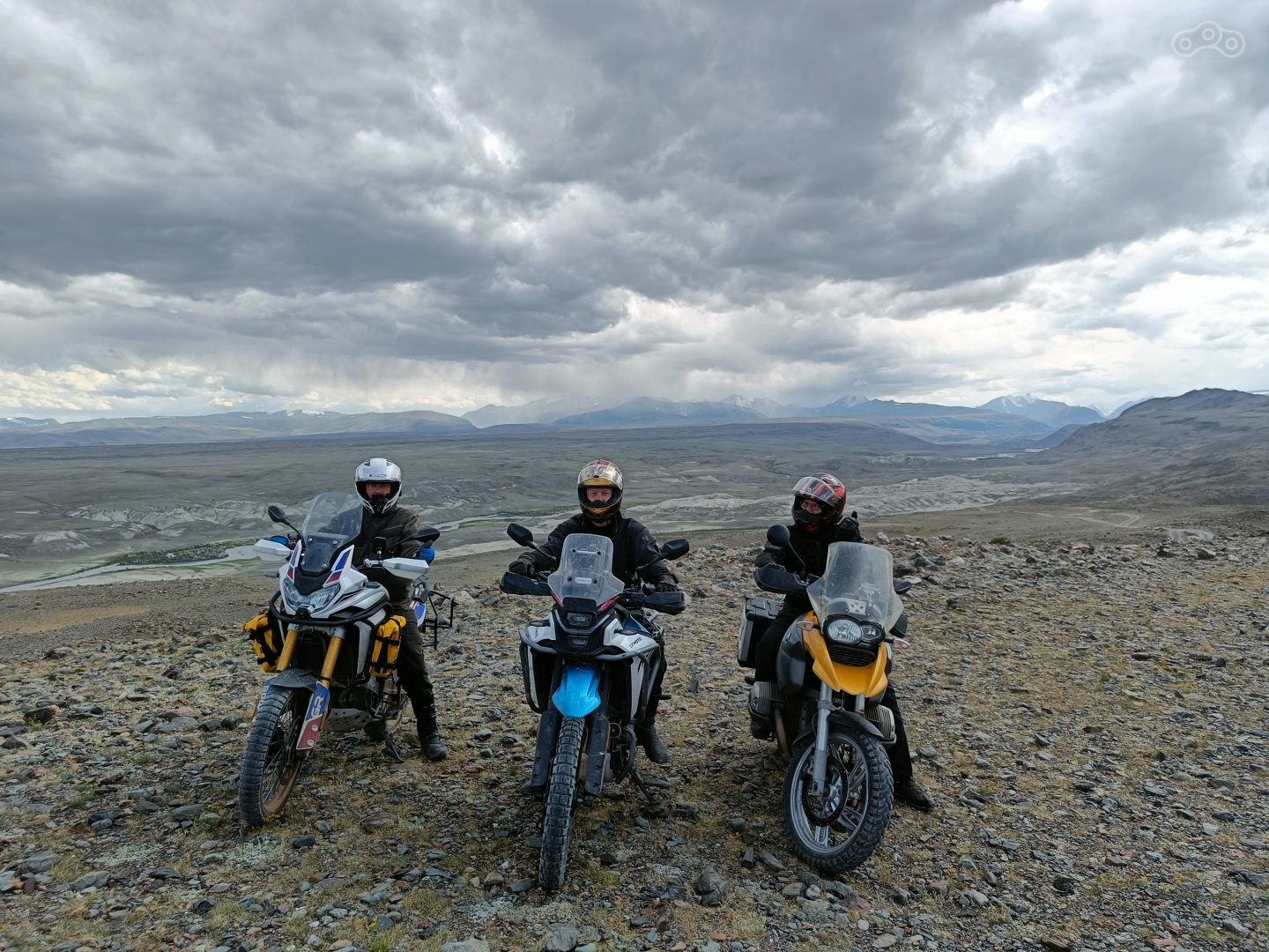 На Марсах гоняли на трех мотоциклах, с постепенно спускающим колесом на Гусе (да и на GR500 тоже)