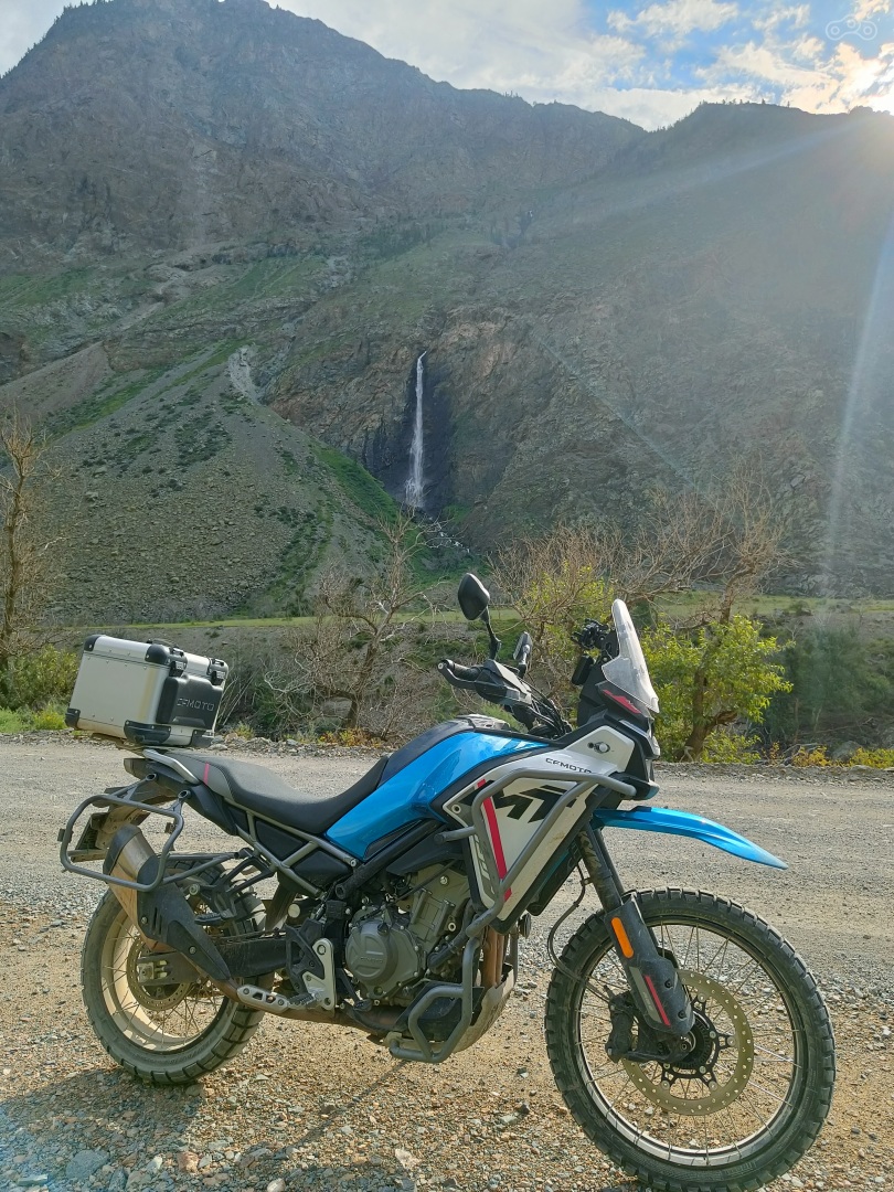 Катался в такой конфигурации: с дугами и задним кофром, на ретранслятор кофр снимал