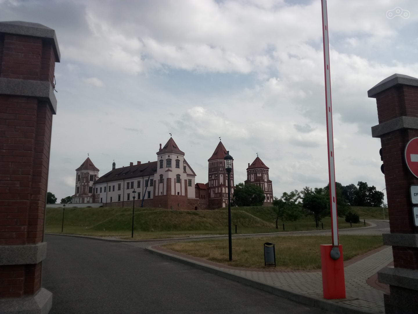 Мирский замок. Возле него и внутри был много раз, поэтому фотка одна