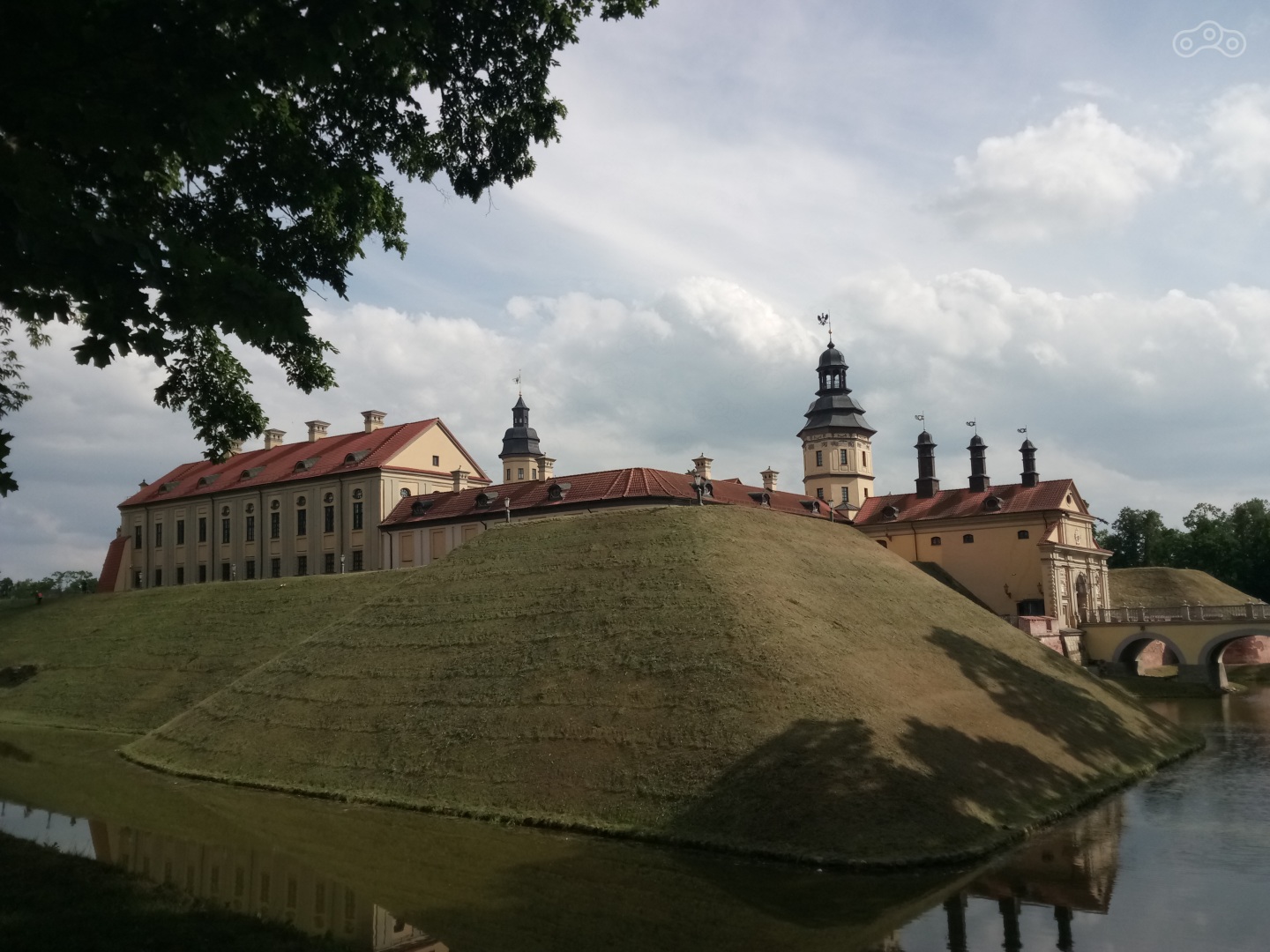 Ну и собственно, Несвижский замок. Народу летом всегда у нас в парке много, а я еще помню те времена, когда замок был санаторием, потом закрыт на реставрацию, внутри устроили пожар. В общем, историй хватает.