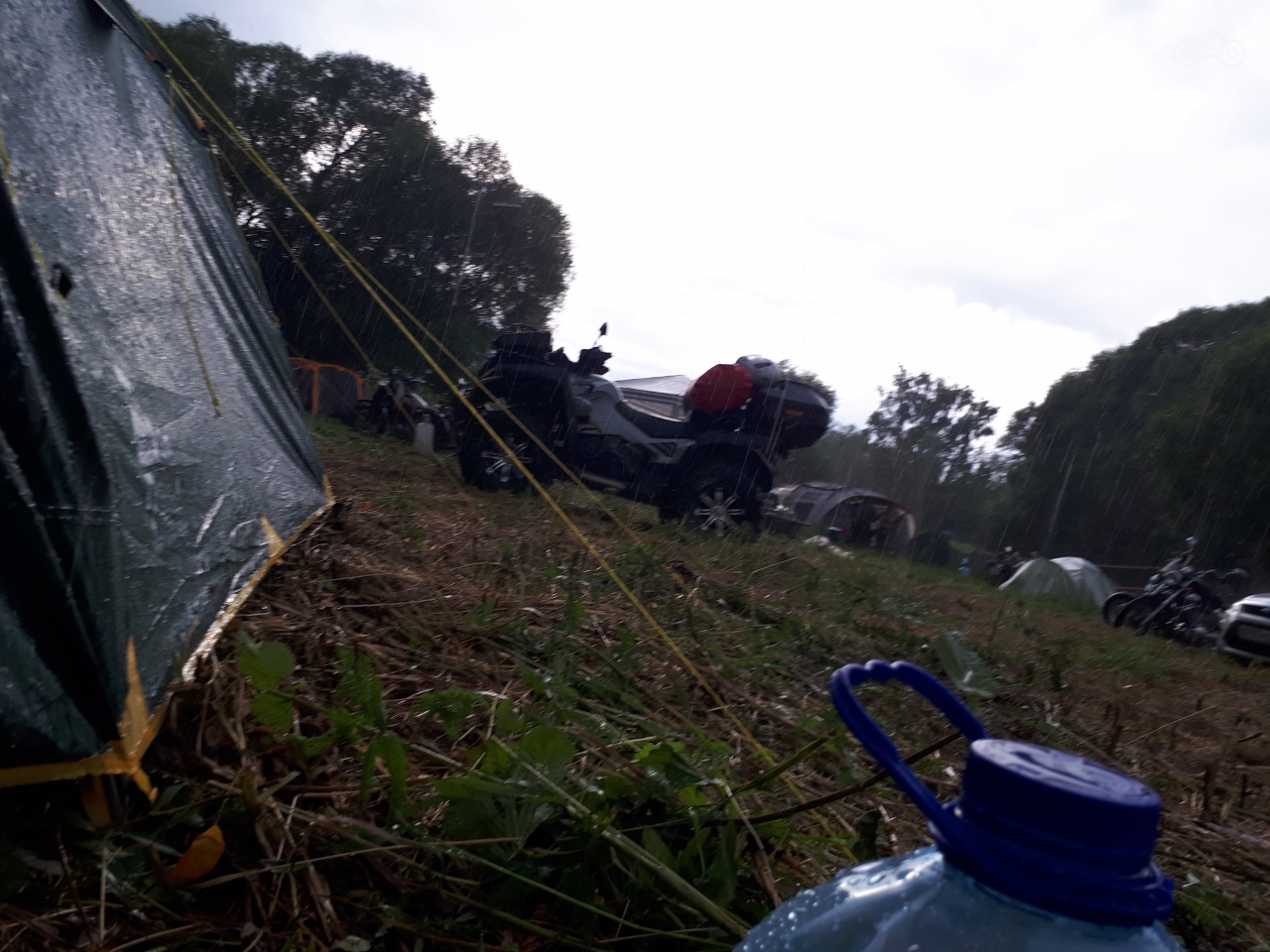 Когда хочешь сфоткать ливень но не хочешь вылезать