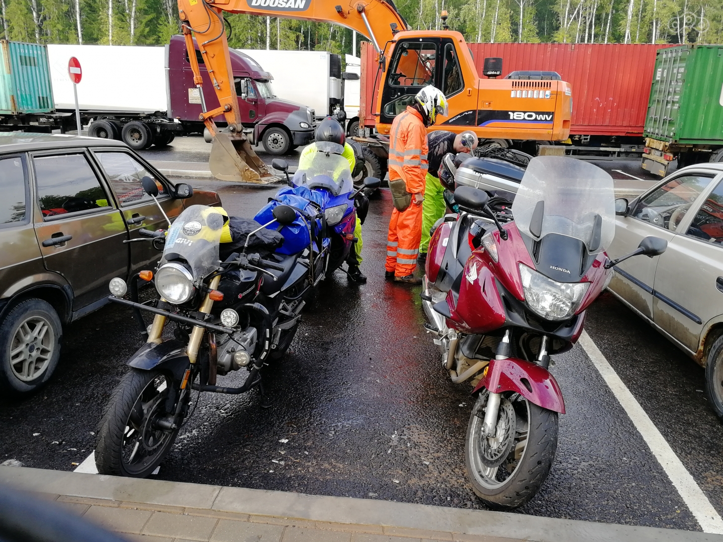 Нет, это не рабочий меряет шлем, это наш товарищ