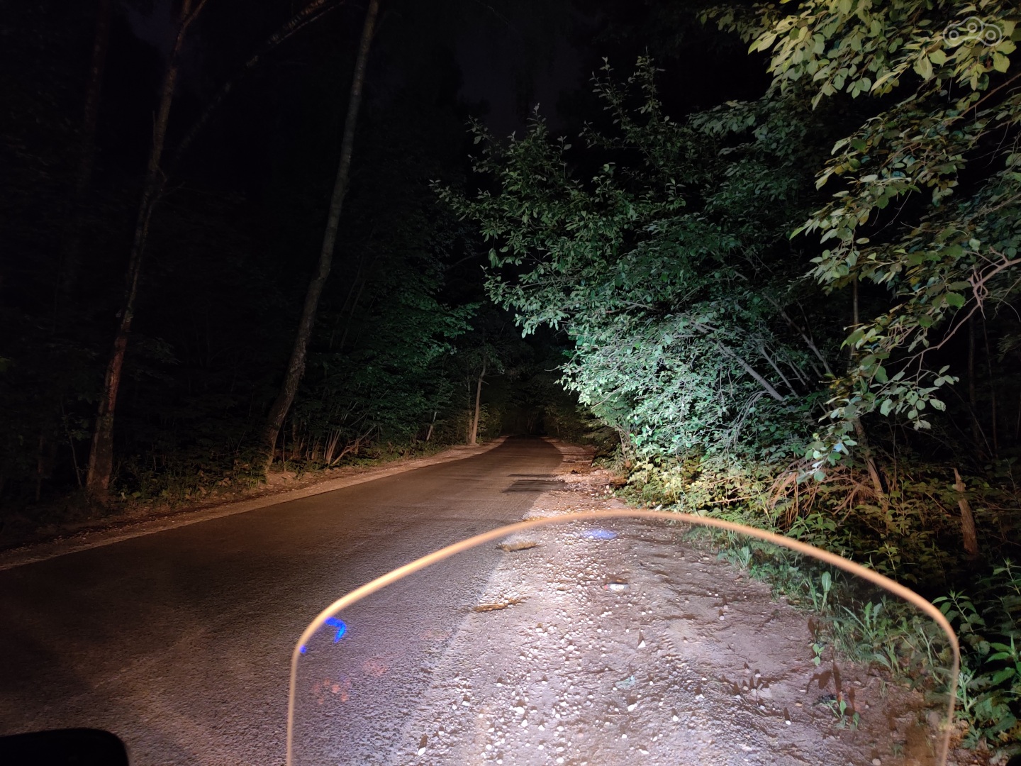 Только житель мегаполиса с широченными дорогами может как ребёнок радоваться узкой дорожке в лесу без освещения. Этот житель - я.