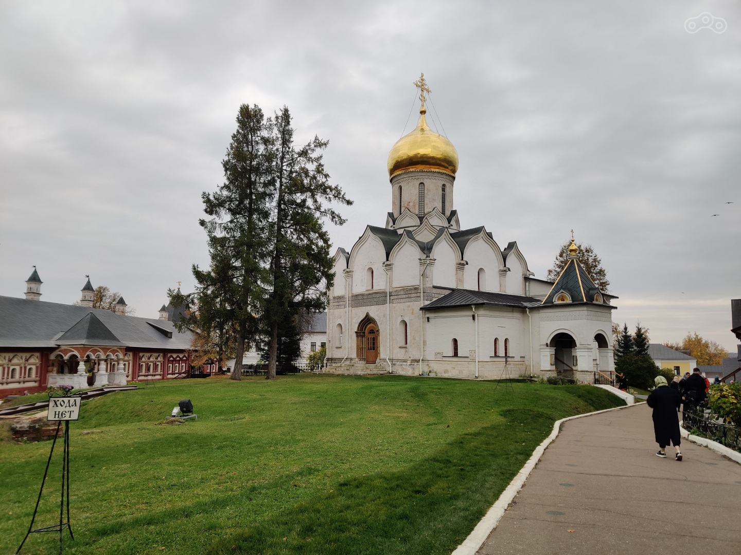 Алтарная часть - замшелые камни, сквозь микро окно открывается вид на старинное подвальное помещение неточного назначения.