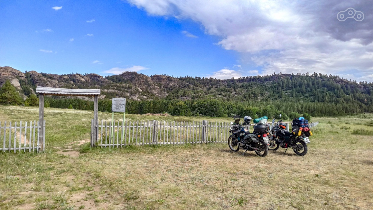 Вход к дворцу Кызыл-Кеныш