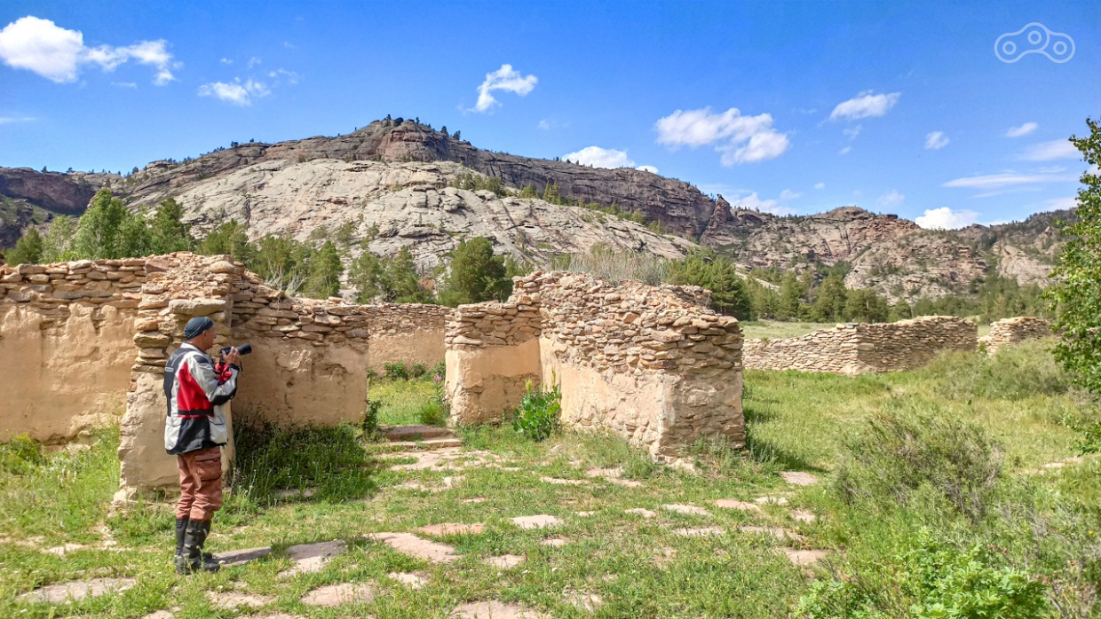 Стены дворца. Новодел, примерно 2012 года. Оригинальный фундамент разобран на школу в 50-х