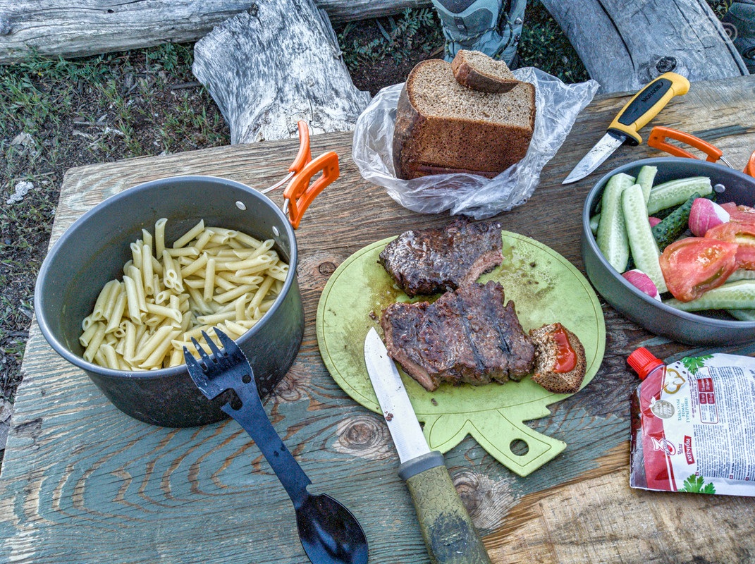 Нажарили мяса, выпили и забили походный кальян. Чудненько провели время :)