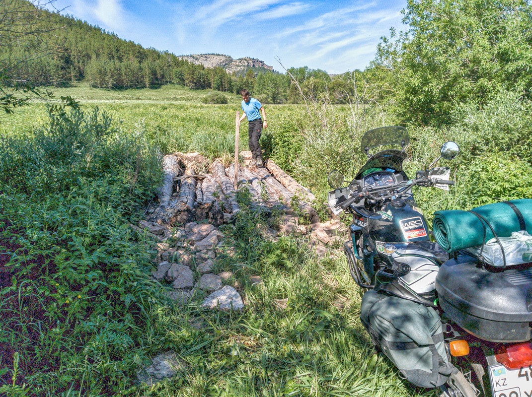 Мост на грани обрушения. Видимо, приезжие на тяжёлых внедорожниках стали ездить.