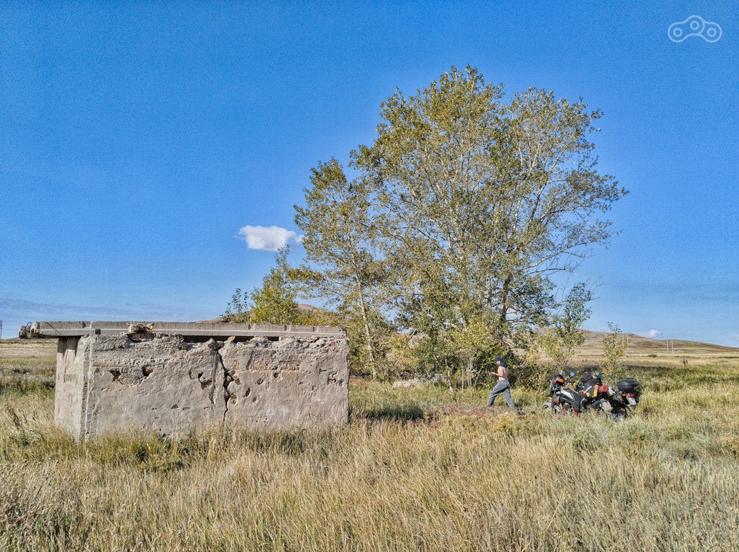 Подобные сооружения разбросаны по всей степи Сары-Арки. Бывшие водокачки и насосные станции. Есть вероятность найти воду и укрыться от солнца.