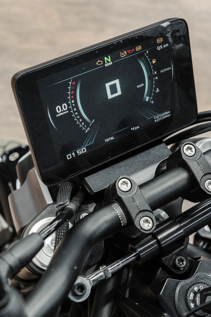 Цветная приборная панель SRK 900 на тонкостенных (TFT) транзисторах диагональю 7 дюймов меняет внешний вид в зависимости от освещения, а после подключения к смартфону позволяет также пользоваться функциями навигации