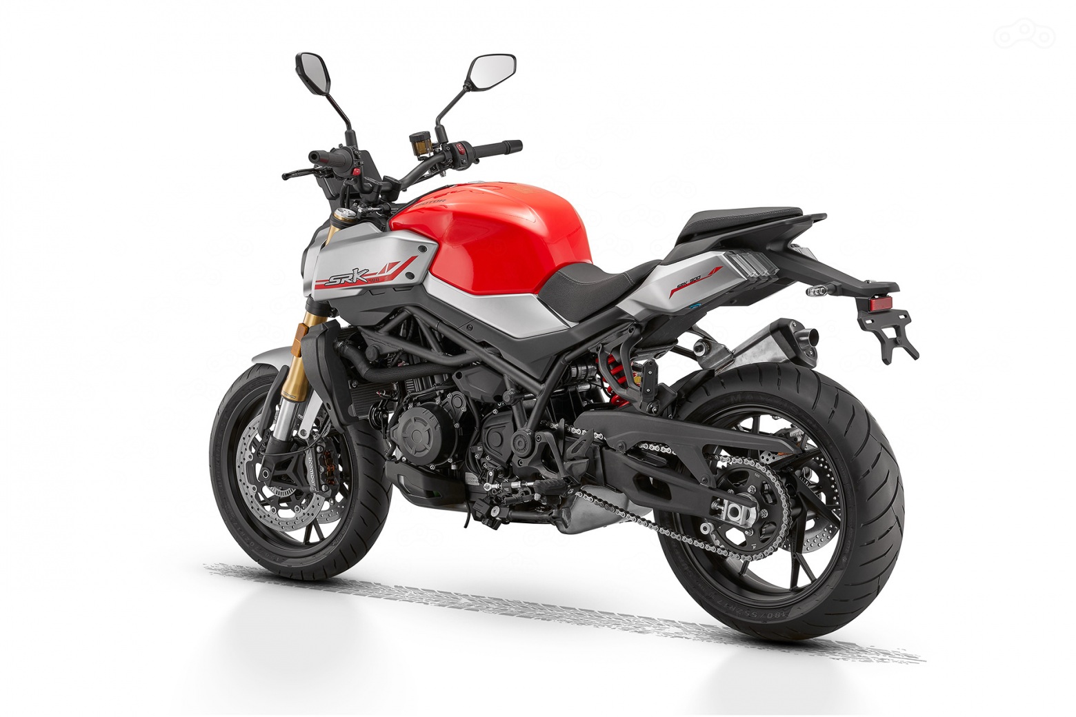 Чтобы добиться одновременно соответствующей имиджу «уличного забияки» управляемости, улучшенного сцепления с асфальтом на ускорении и повышенной стабильности на траектории, в трубчатую раму типа «птичья клетка» инженеры QJMOTOR установили пространственный задний маятник из алюминиевого сплава. С этой же целью при колёсной базе 1460 мм угол наклона вилки намеренно сделан острым — всего 23º