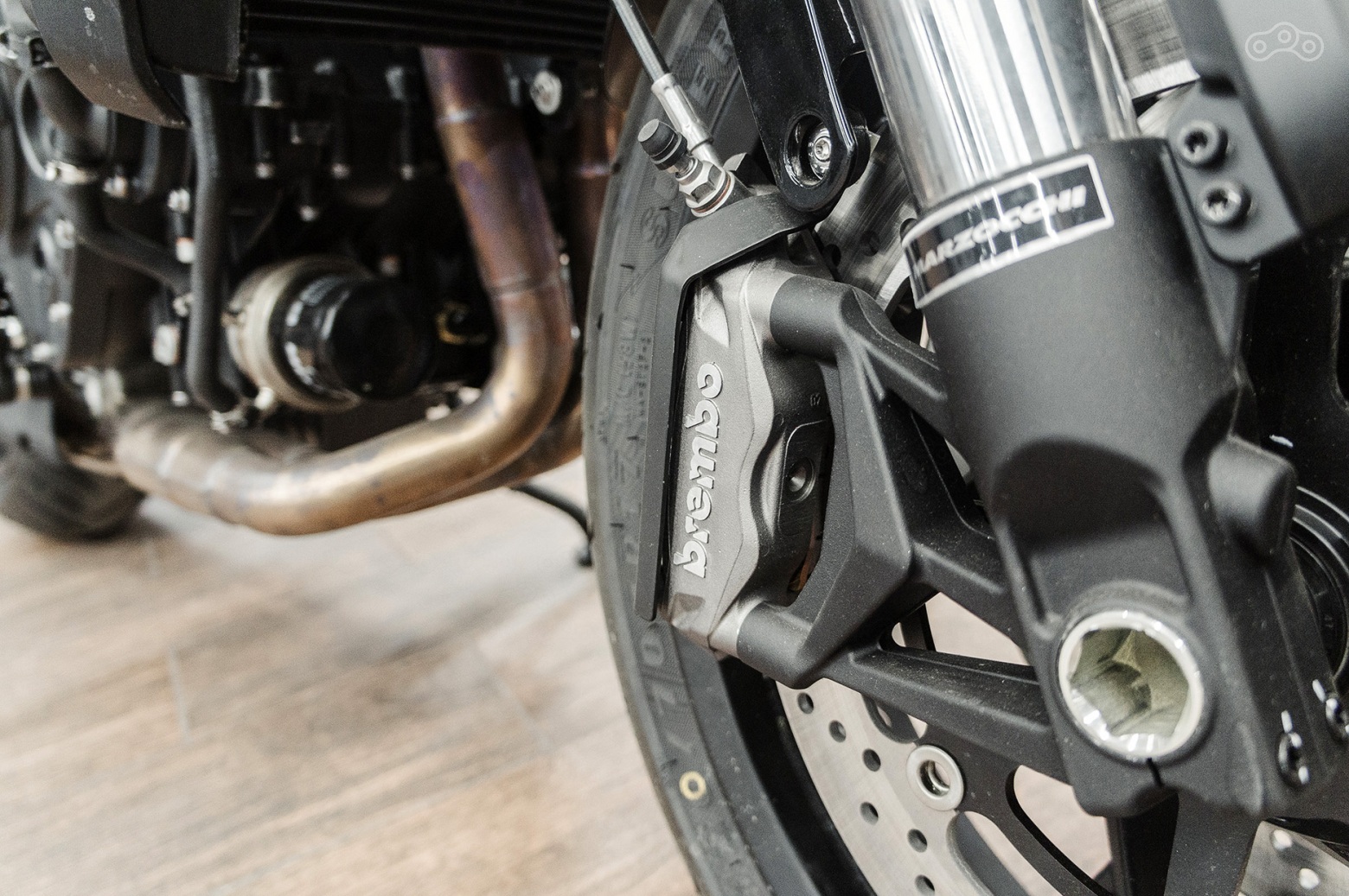 Спереди установлены радиальные суппорты Brembo M4.32 и диски диаметром 320 мм, позаимствованные у спортбайка SRK 800 RR. А вот что появилось нового, так это антиблокировочная система Bosch 9.3MP, которая получила два уровня степени вмешательства и функцию безопасного торможения в поворотах