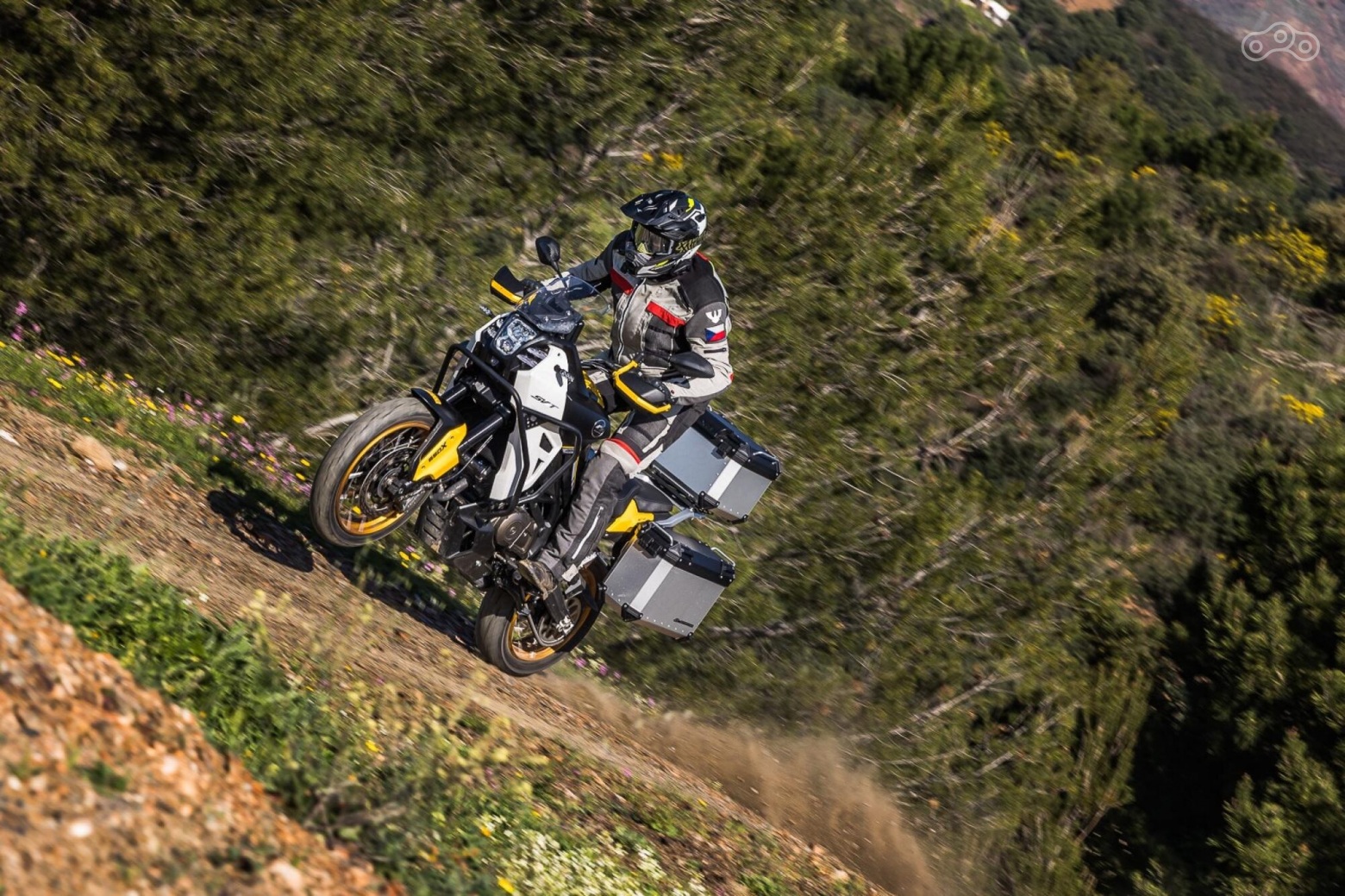 Этот универсальный вседорожник, созданный все случаи жизни, можно исследовать бесконечно. Он всегда готов к приключениям. На выбор — две версии: базовый SVT 650 оснащается практичными литыми дисками и покрышками Maxxis MaxxVenture, исполнение X (на фото) — спицованными колёсами и шинами Metzeler Tourance