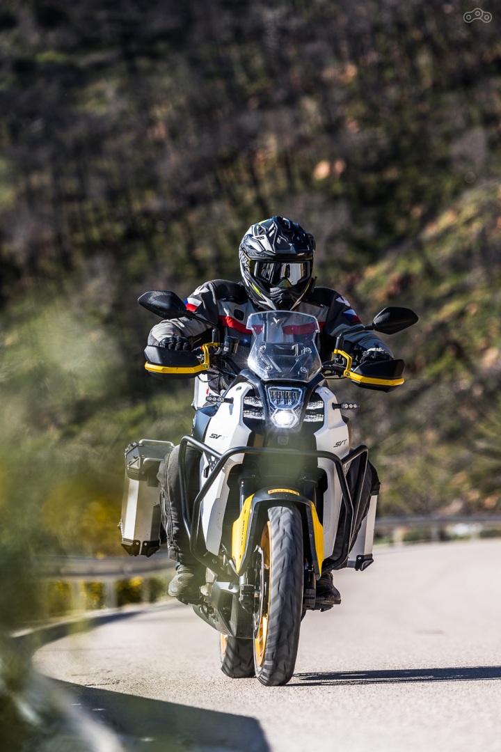 Современные светодиодные фары не только обеспечивают отличную видимость в сумерках и кромешной темноте, но и делают мотоцикл заметным среди конкурентов. Особенно эффектно выглядят «кошачьи усы» — стильное и выразительное дизайнерское решение