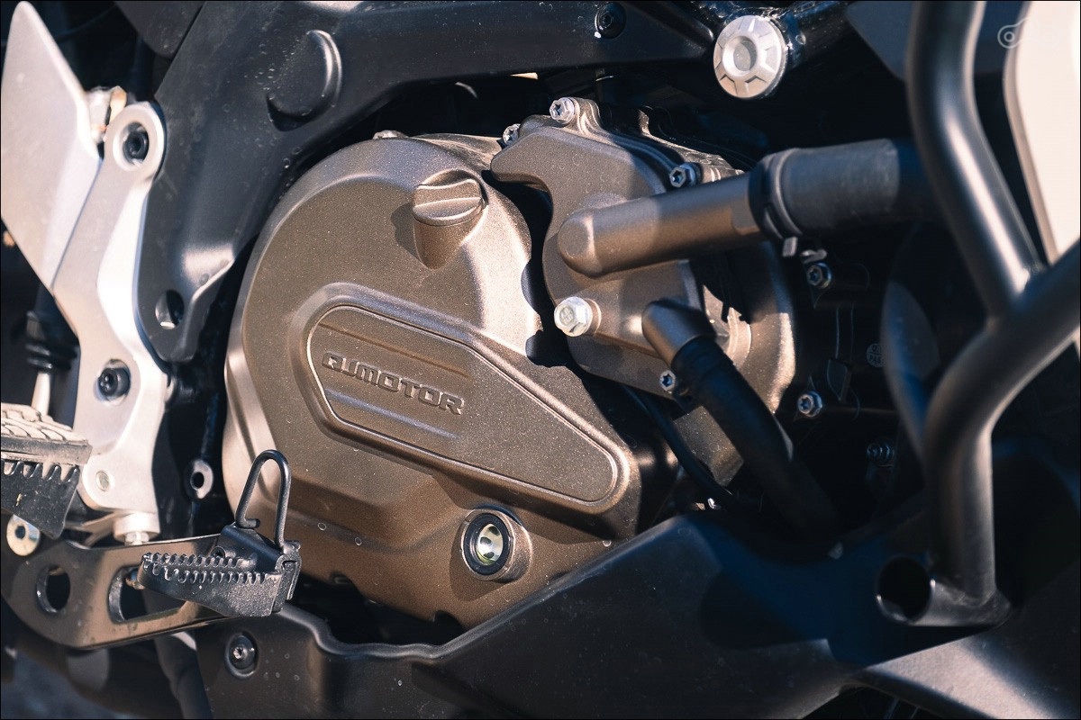 Двухцилиндровый двигатель QJMOTOR — настоящий шедевр инженерной мысли, сочетающий универсальность и характер. Он дарит фирменное для V-образных моторов ощущение тяги, выдаёт уверенный крутящий момент на низких и средних оборотах и охотно раскручивается до мощной отдачи на «верхах». При рабочем объёме 645 см³ этот мотор с жидкостным охлаждением и электронной системой впрыска развивает 76,1 л.с. (56 кВт) при 9000 об/мин и 65 Н·м при 8000 об/мин. Такой набор характеристик делает его одинаково уверенным партнёром как на крутых горных серпантинах, так и на скоростных магистралях или в плотном городском потоке