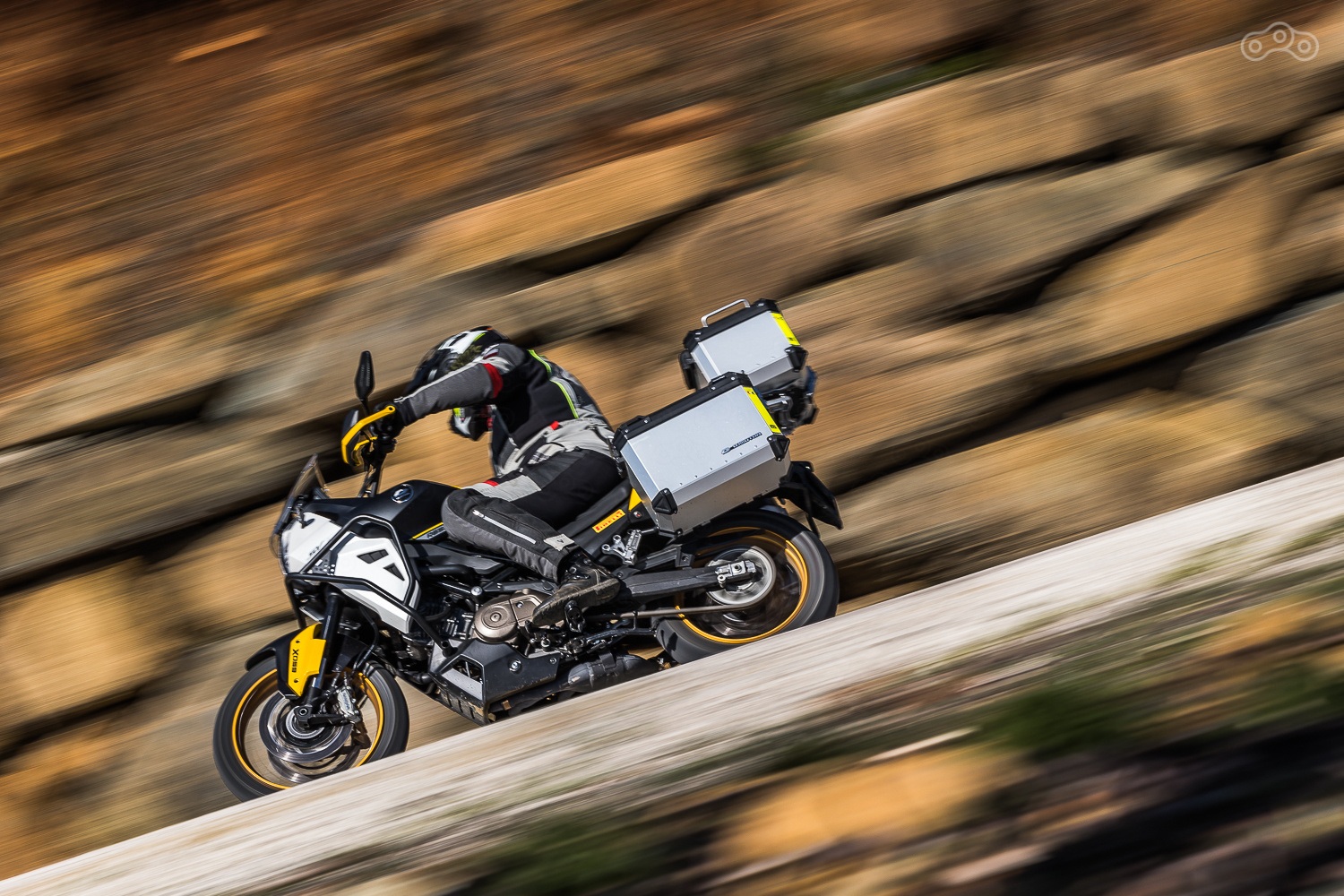 Рама — стальная, пространственная, с интегрированным подрамником, облегчённая за счёт оптимизированной толщины труб. Жёсткость распределена таким образом, чтобы мотоцикл оставался предсказуемым на асфальте и при этом достаточно гибким на гравийных дорогах. Надёжная управляемость обеспечена небольшой базой (1505 мм) и острой геометрией (угол наклона вилки всего 23°, угол поворота руля — 35°)