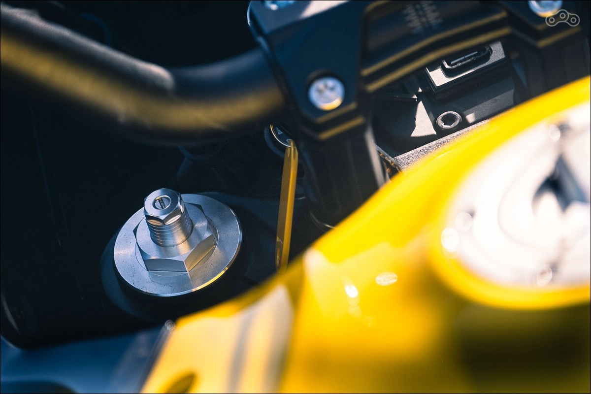 Спереди на SVT 650 установлена телескопическая вилка перевёрнутого типа с трубами диаметром 43 мм, настраиваемая по преднатягу пружины и демпфированию отбоя, а сзади — моноамортизатор с прогрессивной характеристикой и регулировкой преднатяжения пружины