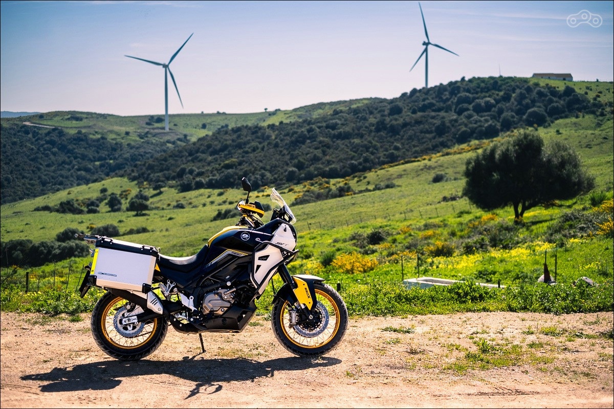 QJMOTOR SVT 650 оснащен высокоэффективной тормозной системой, включающей четырехпоршневые суппорты радиального типа Brembo M4.32, диски Ø320 мм и радиальный главный цилиндр, чтобы гарантировать эффективное, стабильное и безопасное замедление. Антиблокировочная система — Bosch 9.1MB