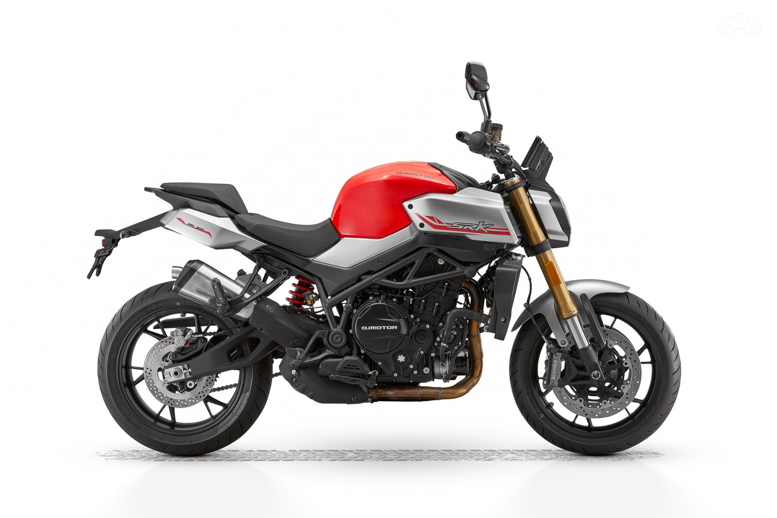 Посадка за рулём SRK 900 с едва заметным наклоном вперёд полностью соответствует городскому предназначению. Водительское сиденье размещено на высоте 810 мм от земли, что при учёте его небольшой ширины позволяет устроиться с комфортом людям самого разного роста