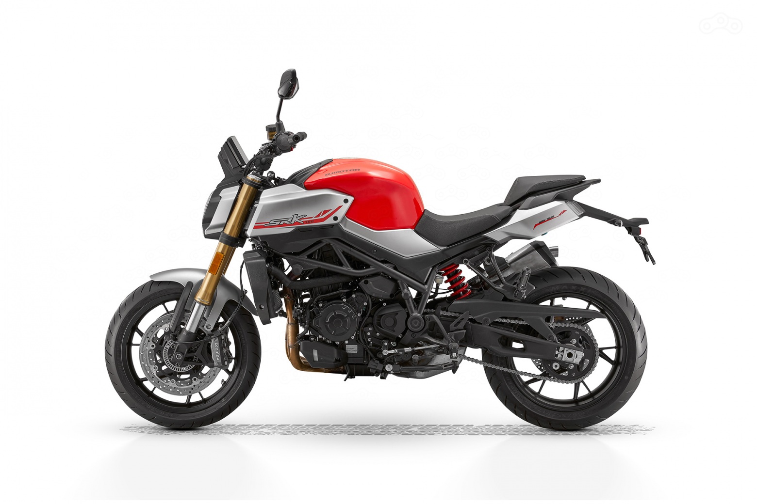 Палитра ездовых режимов на QJMOTOR SRK 900 состоит из трёх позиций: Sport (95,2 «лошадей» и наиболее оперативный отклик на газ), Normal (тоже полносильный, но с мягкими реакциями) и Rain (сниженная на 30% отдача и наивысшая подстраховка со стороны электроники)