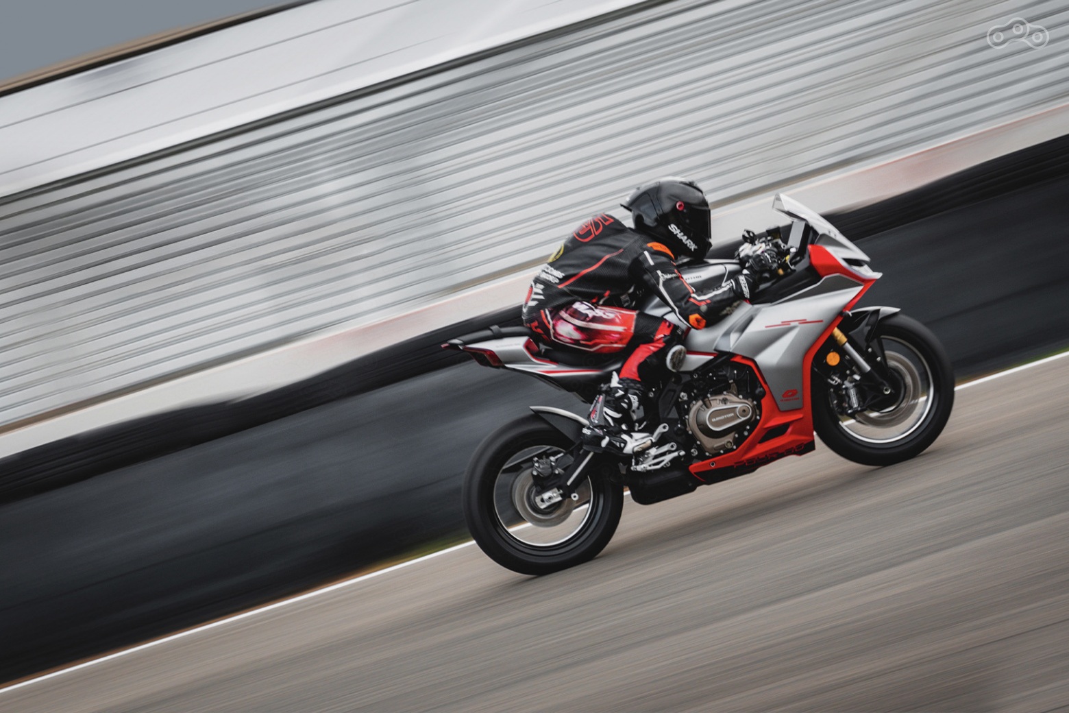 QJMOTOR представляет новый спортбайк класса Supersport — модель SRK 421 RR. Рядная «четвёрка» объёмом 421 см³ обеспечивает впечатляющую мощность в компактном и манёвренном шасси. На треке или в городе — энергия, азарт и точная управляемость SRK 421 RR пробуждают дух суперспорта.