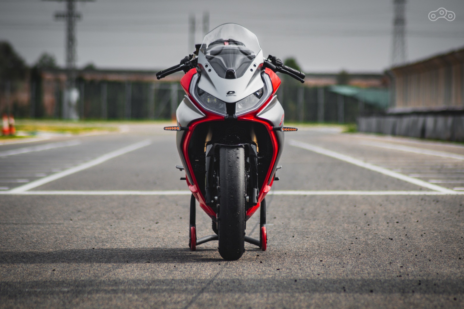 Суперспорт SRK 421 RR стал первой моделью бренда, выполненной в новом фирменном дизайне, вдохновлённым эстетикой «мéха»: острые линии, агрессивный силуэт и оптика, напоминающая взгляд робота. Он создан в сотрудничестве с итальянской студией C-CREATIVE и известным дизайнером Эдрианом Мортоном. Уникальные, выразительные формы обтекателей подчеркивают сильную идентичность марки, которая задаст направление развитию будущих мотоциклов QJMOTOR.