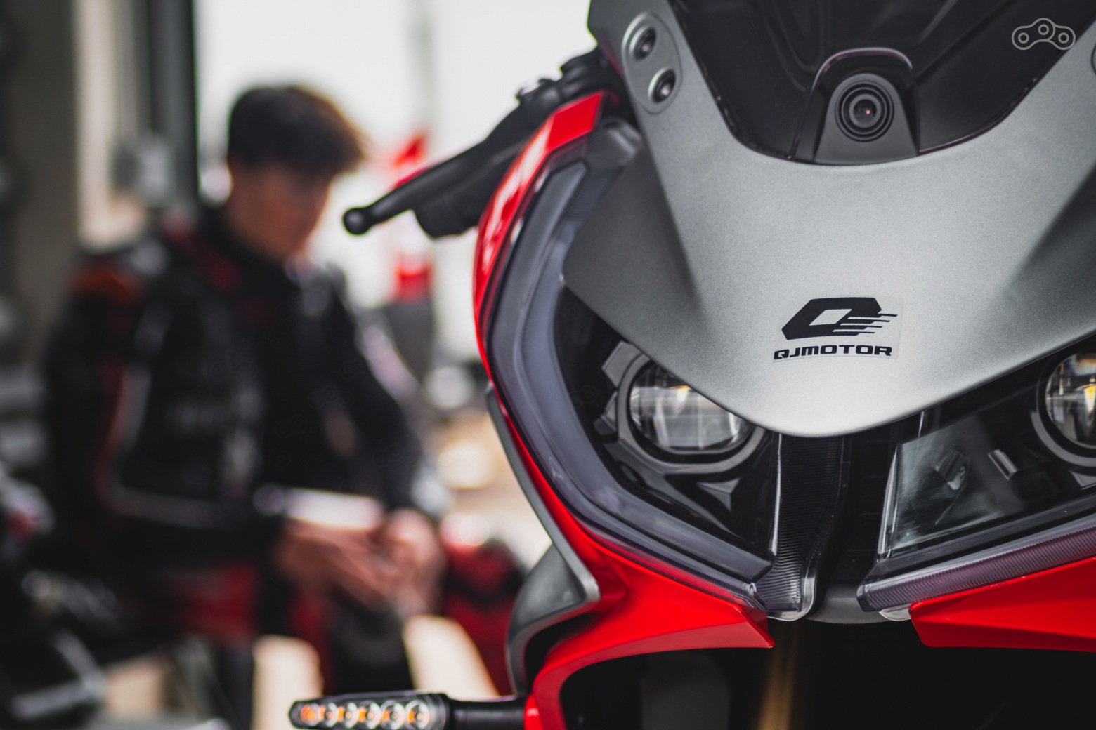 Система Ram Air подаёт воздух во впускной тракт и улучшает характеристики. Впечатляющий звук впуска и агрессивный вид подчёркивают принадлежность к семейству SRK.