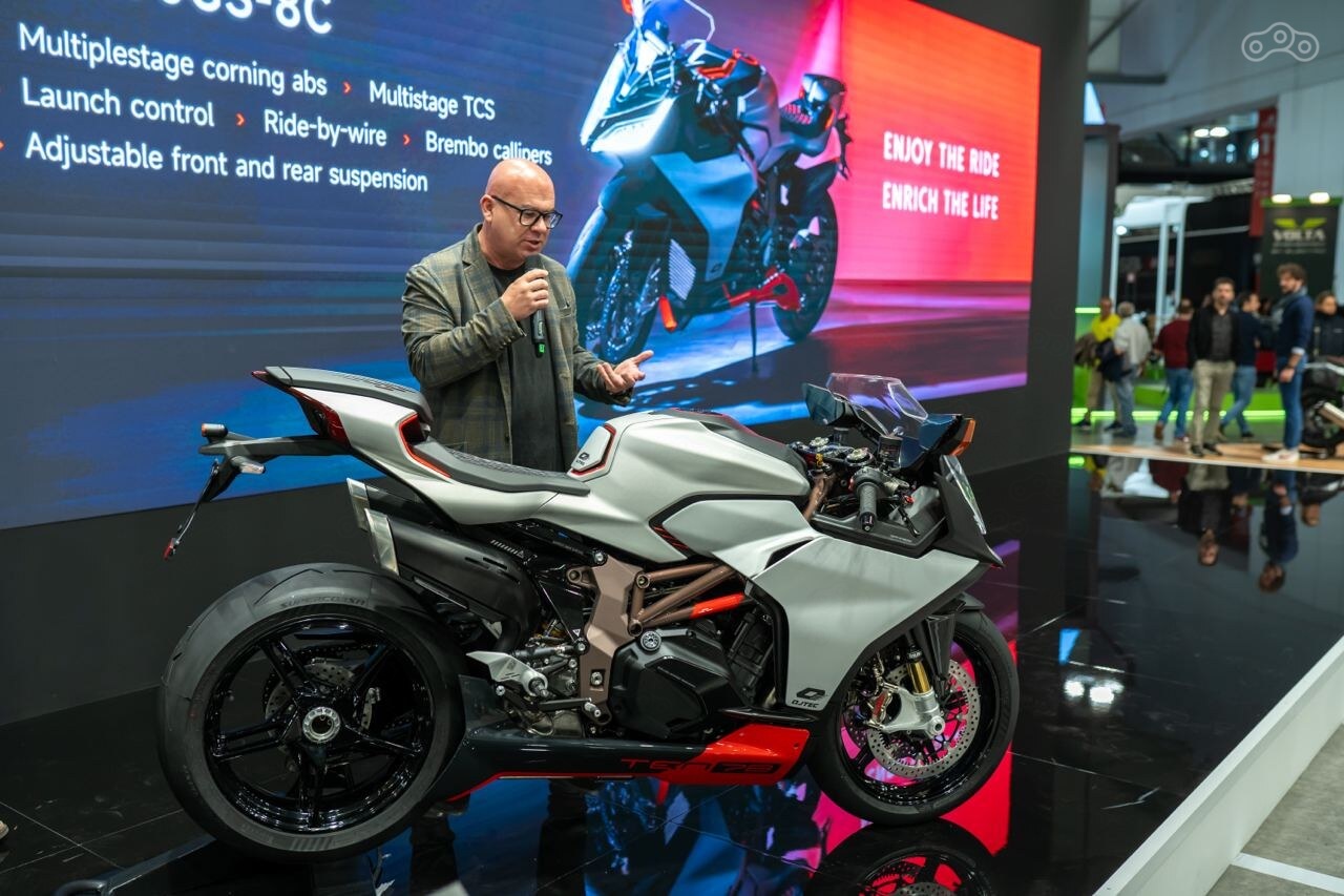 Даже сейчас, спустя несколько лет после своего дебюта на миланском салоне EICMA-2023, концепт TEN78, созданный Эдрианом Мортоном, по-прежнему выглядит дерзко и вызывающе. Трудно представить, какой фурор он произвёл тогда!