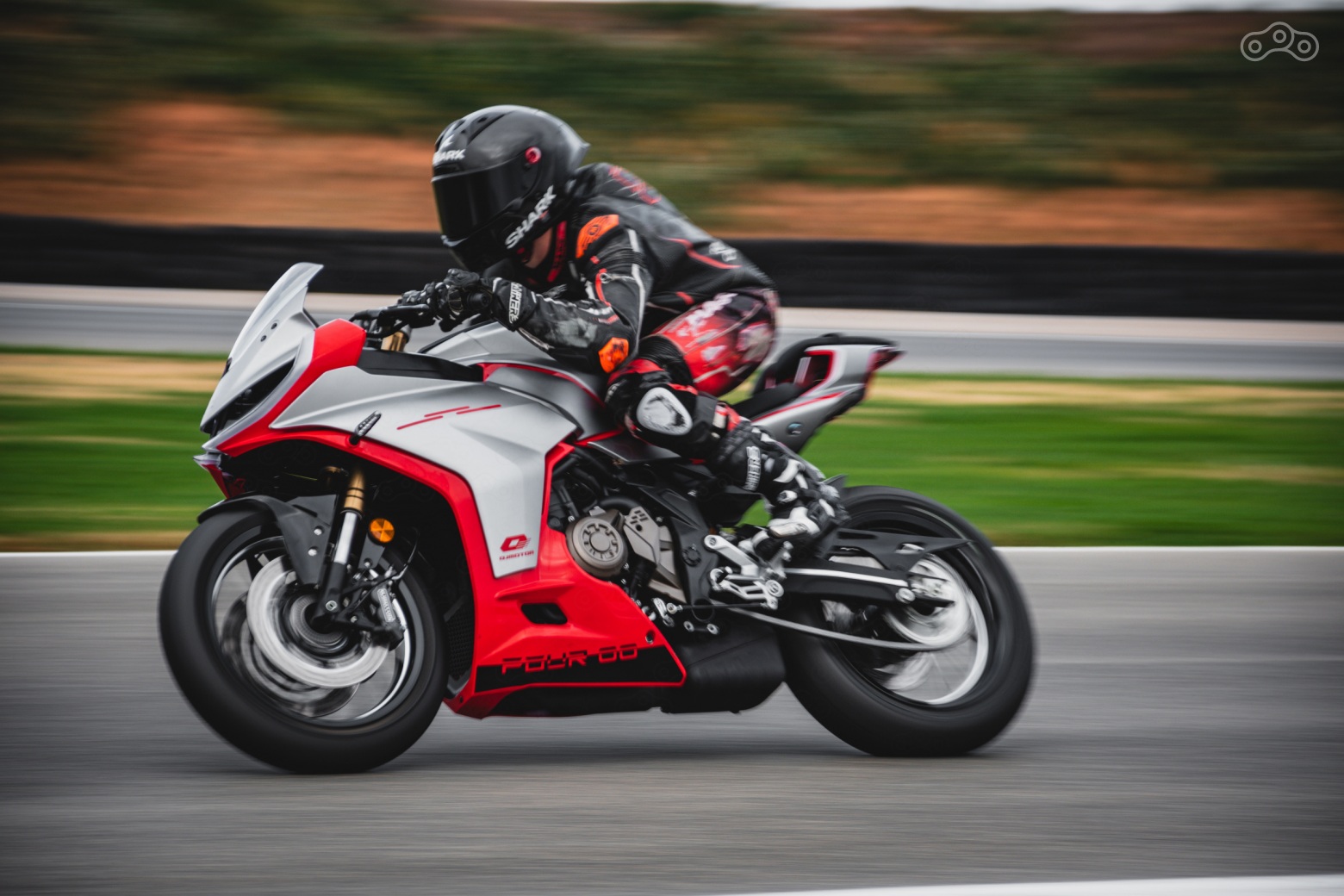 Архитектура шасси — от центра тяжести и расположения оси маятника до угла наклона вилки — создавалась на основе гоночного опыта в чемпионате мира WorldSSP Challenge. Разработанная с применением анализа динамической жёсткости, комбинированная рама из высокопрочных стальных труб и алюминиевых отливок обеспечивает идеальную развесовку по осям (по 50% спереди и сзади) и оптимальное сочетание прочности и гибкости, необходимое для манёвренности на суперспортивном уровне.