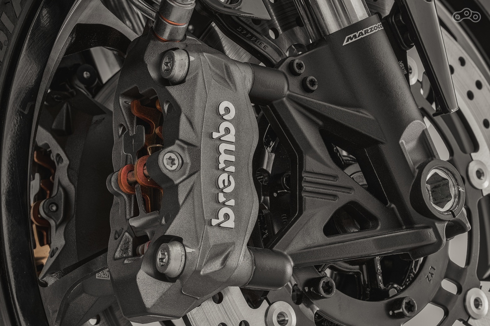 Два 300-мм тормозных диска и радиальные моноблочные суппорты Brembo M4.32 обеспечивают мощное и точное торможение — как на треке, так и на дороге.