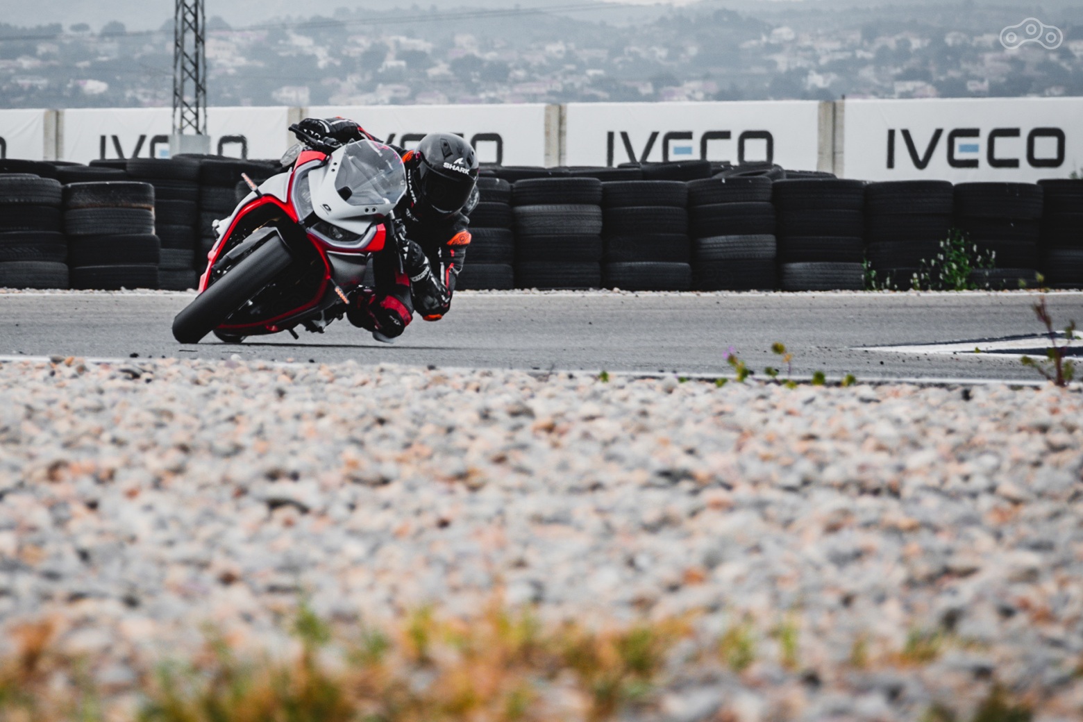 С красной зоной, начинающейся за отметкой 15 000 об/мин, этот двигатель сразу даёт понять свой гоночный потенциал. До «сотни» — всего 4,0 секунды, а «максималка» — больше 200 км/ч.