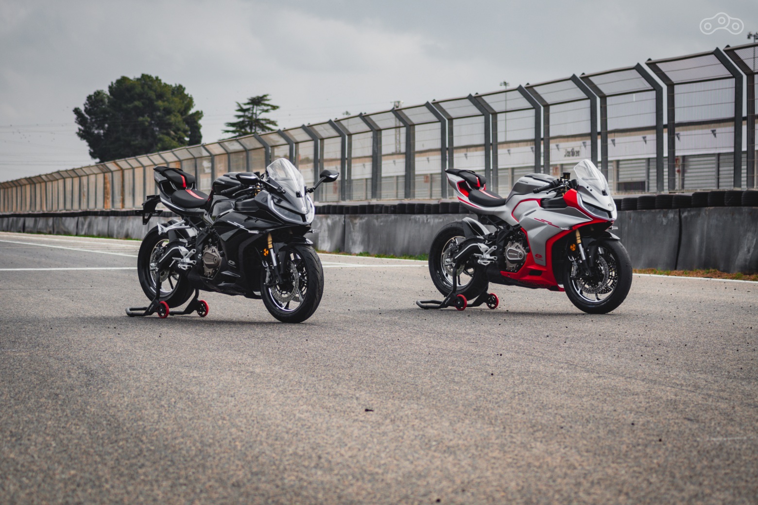 Перевёрнутая вилка Marzocchi с полным набором регулировок сочетает трековые качества и повседневную практичность. Сзади — маятниковая подвеска с регулируемым моноамортизатором того же производства.