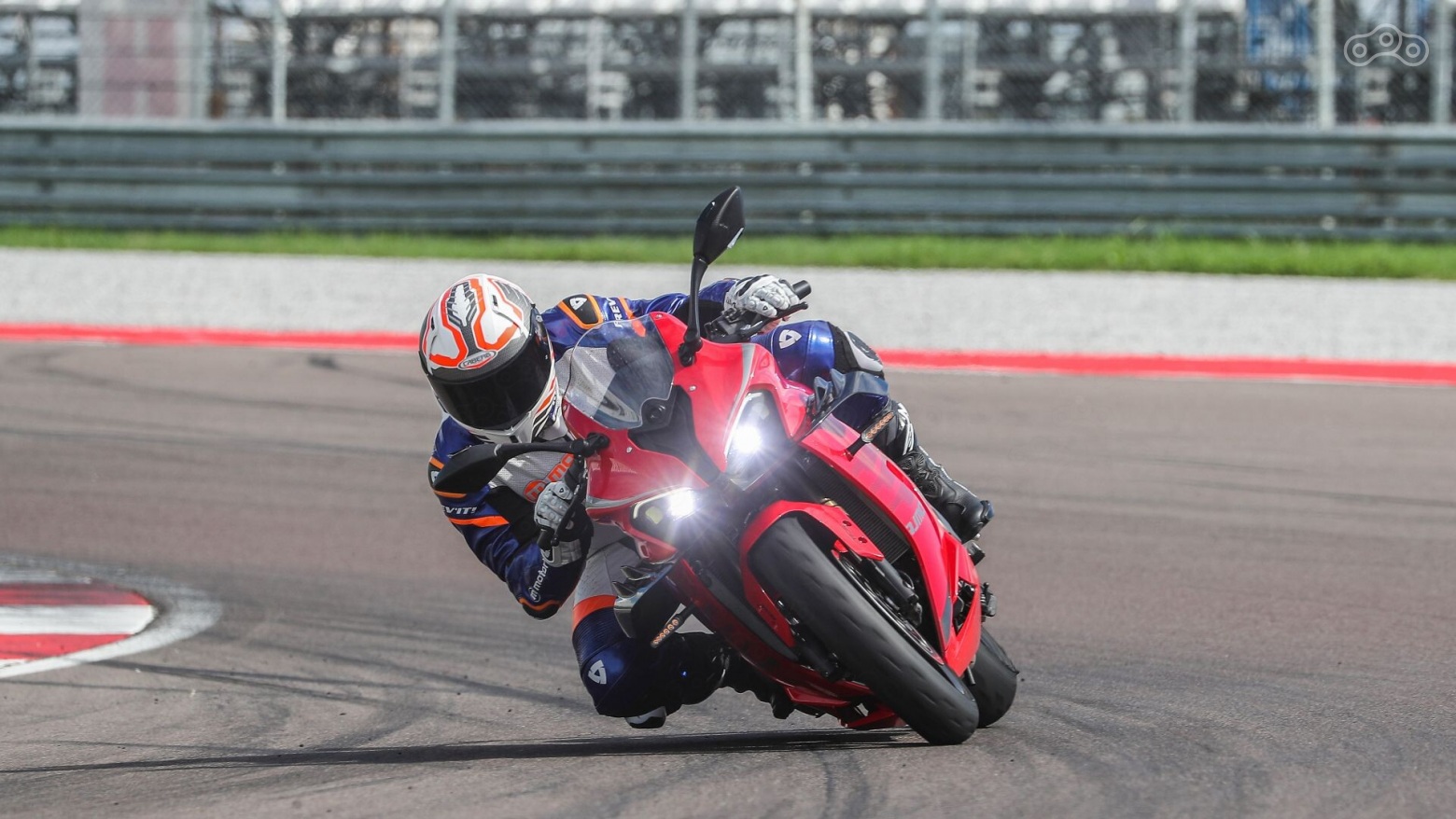 Быстрый, манёвренный и эффектный. Новый SRK 800 RR сочетает спортивный темперамент с повседневным удовольствием от езды. Его рядный четырёхцилиндровый двигатель объёмом 778 см³ выдаёт плавный, почти турбинный поток мощности по всему диапазону оборотов — от «низов» до красной зоны. А благодаря системе управления дросселями Ride-by-Wire, квикшифтеру и точнейшей настройке шасси, этот QJMOTOR открывает новое измерение в мире спортивных мотоциклов.