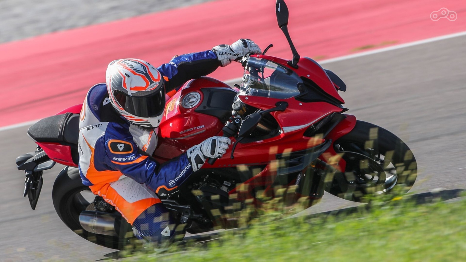 Внедрение системы «электронного газа» позволило увеличить число режимов двигателя до трёх: Rain, Normal и Sport. Режим Rain отличается мягким откликом на поворот рукоятки акселератора и плавной отдачей мощности — идеальный выбор для спокойных городских поездок и сложных погодных условий. Универсальный Normal позволяет в полной мере ощутить ровную, предсказуемую подачу крутящего момента и оптимальную производительность двигателя во всём диапазоне оборотов. А максимальный Sport обеспечивает мгновенный отклик, делая характер мотоцикла по-настоящему динамичным и азартным.