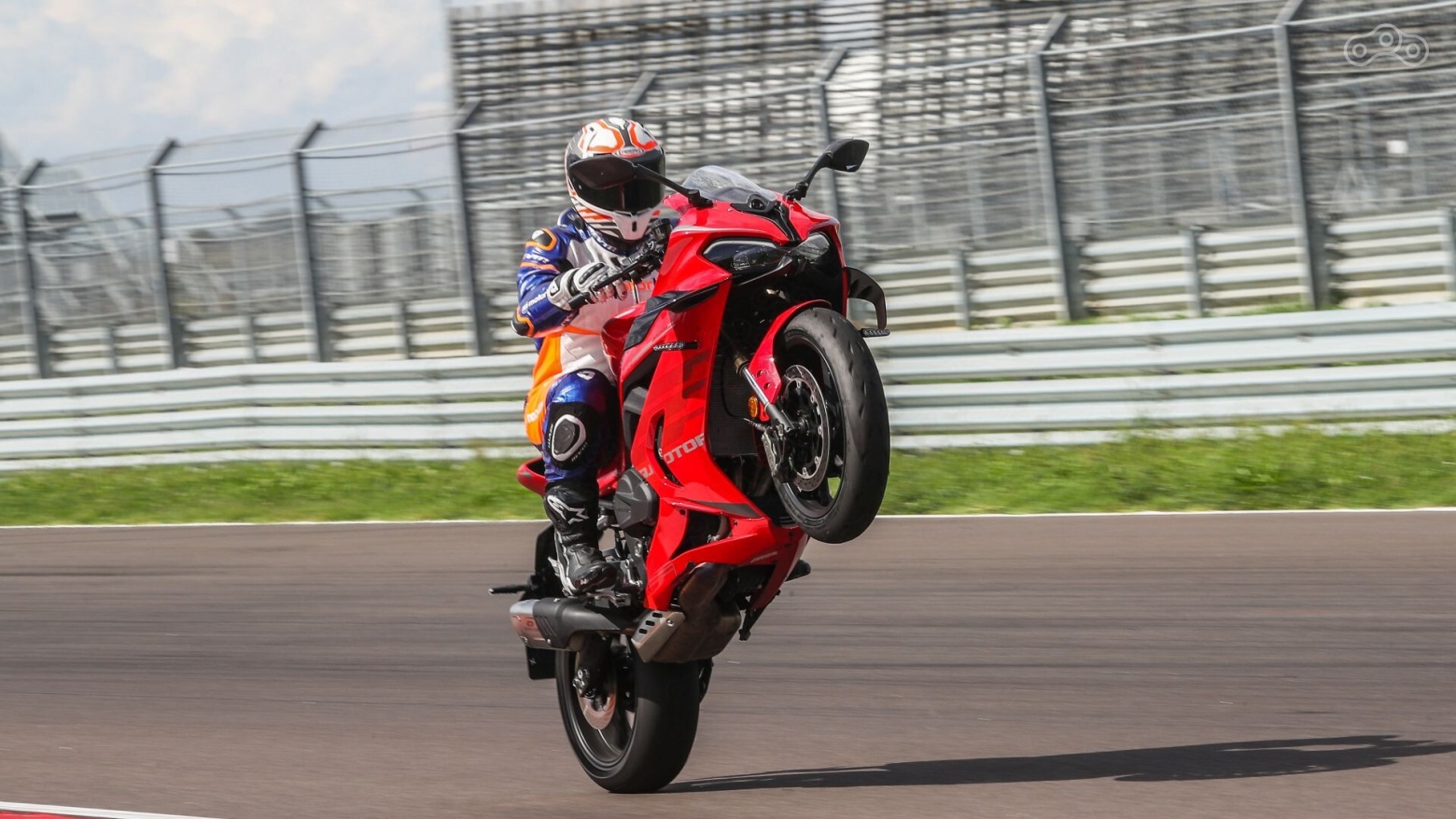 Каждая деталь SRK 800 RR создана для тех, кто по-настоящему увлечён мотоциклами. Премиальные двухсекционные LED-фары излучают яркий, чистый свет и подчёркивают индивидуальность этого спортбайка. Задний фонарь выполнен в лаконичном, почти ювелирном стиле — элегантность в её лучшем проявлении.