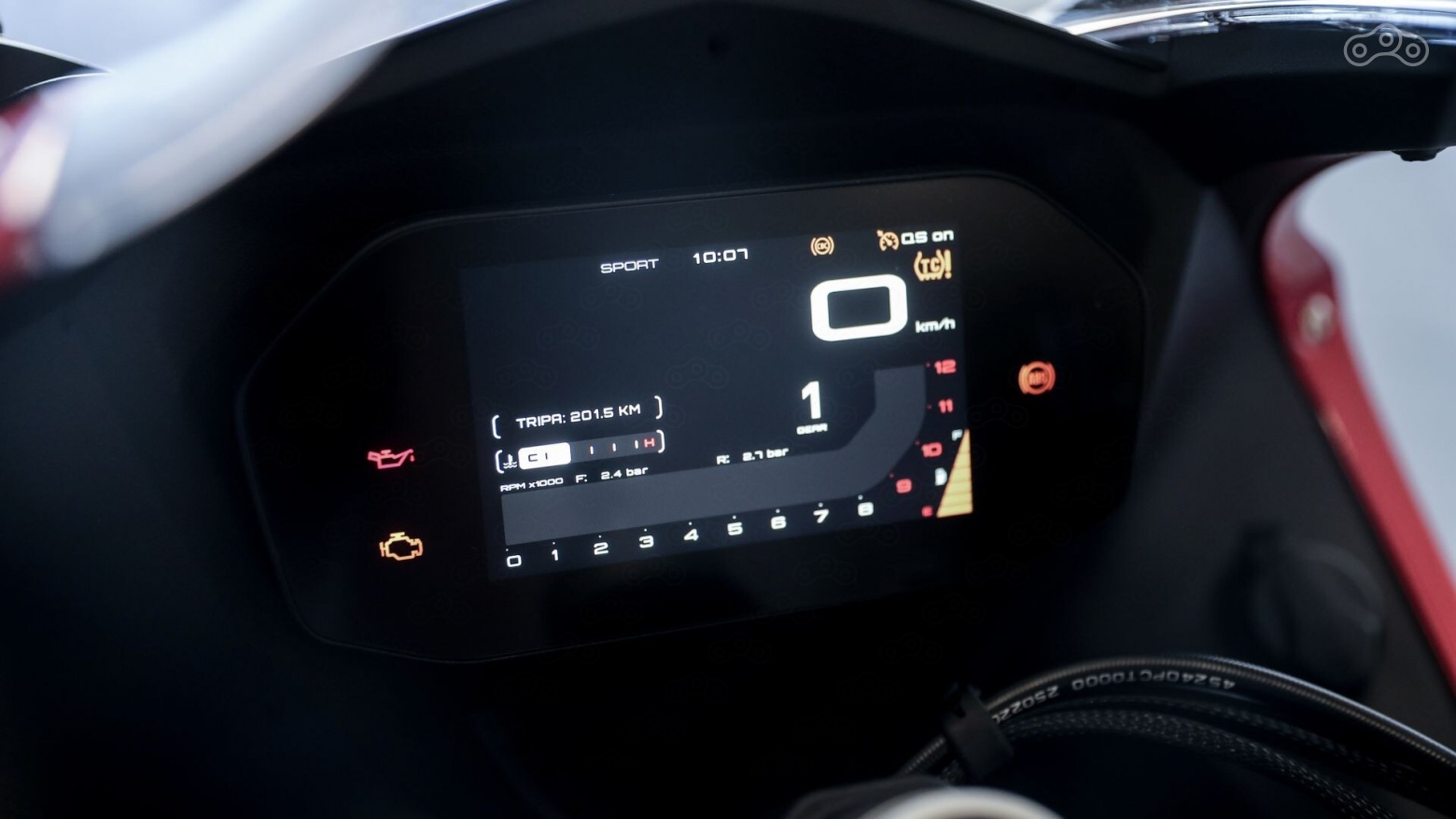 Управление 5-дюймовым TFT-дисплеем интуитивно и удобно: чёткая графика, продуманная структура меню и полная интеграция со смартфоном делают взаимодействие максимально простым. Достаточно установить приложение Carbit Ride, чтобы выводить навигацию и другие функции прямо на экран.